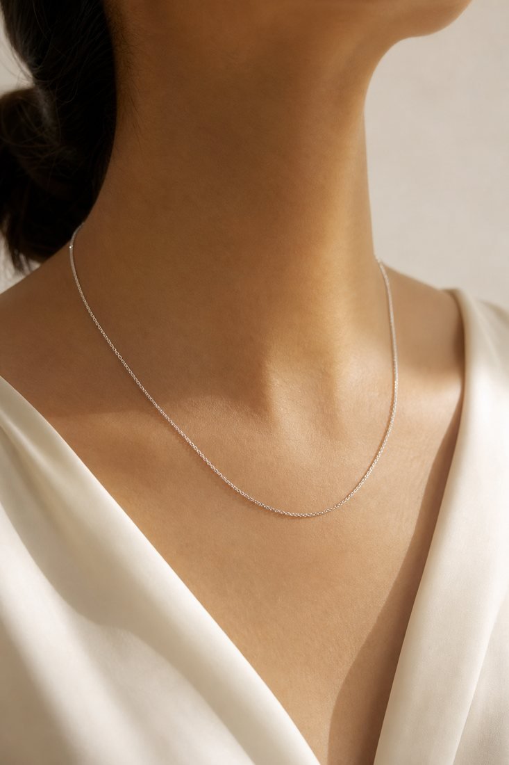 A fine Cilve silver chain worn at the collarbone