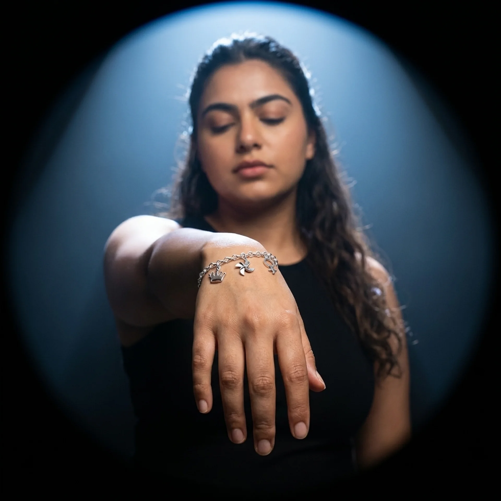 CLV-BR-004 sterling silver jewellery, lifestyle shot